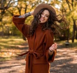 Młoda kobieta podczas jesiennego spaceru.