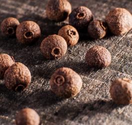 Owoce ziela angielskiego.