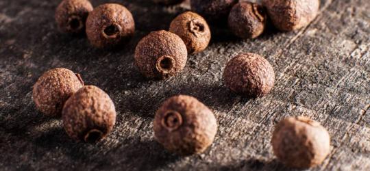 Owoce ziela angielskiego.