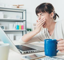 ziewająca kobieta kawa komputer