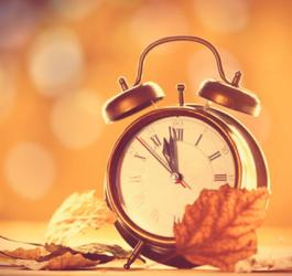 zmiana czasu zegar i jesienne liście